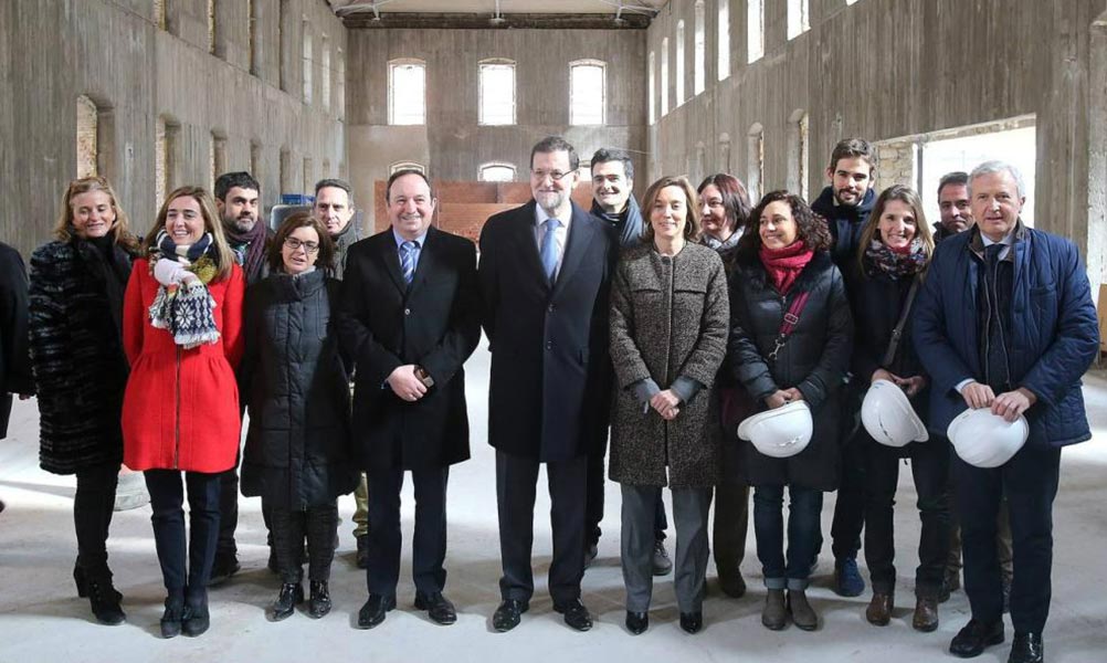 foto grupal de gobierno en obras justicia rioja