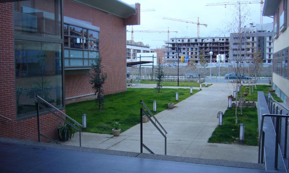 Building for Hermanos de la Cruz Blanca in Huesca