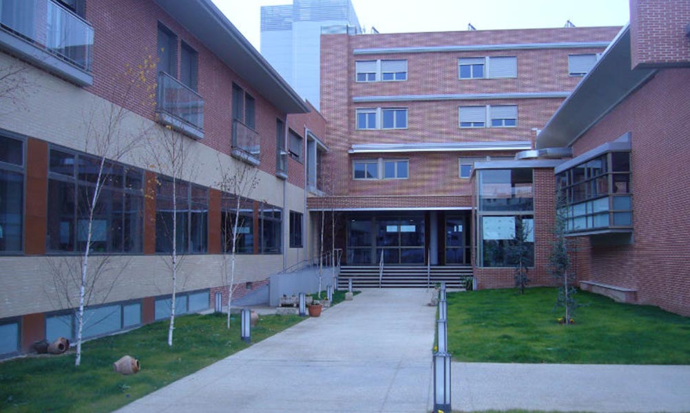 Edificio para los Hermanos de la Cruz Blanca en Huesca